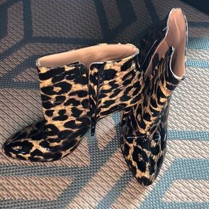 Anne Klein New York leopard heal zip up booties